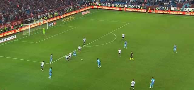 Trabzon-Beşiktaş maçında taraflı tarafsız herkesi ayağa kaldıran an! Sezonun golü kaçtı