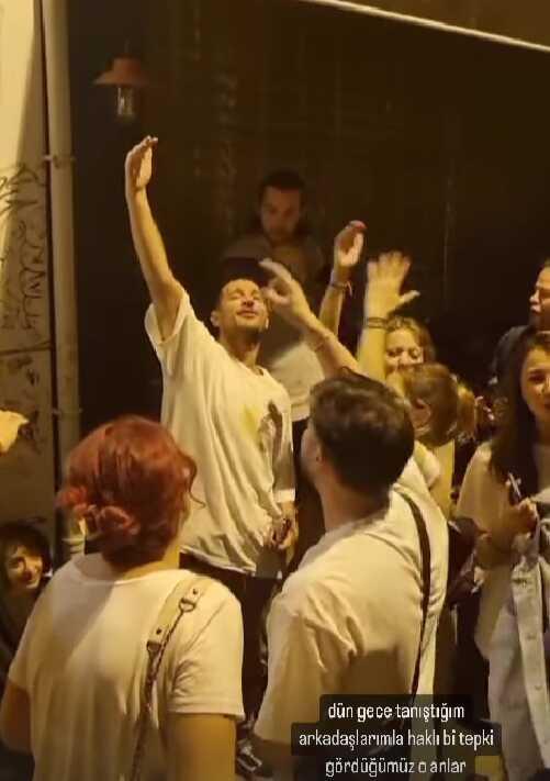 Uraz Kaygılaroğlu ve arkadaşları sokakta şarkı söylerken bir vatandaş üstlerine su döktü Uraz Kaygılaroğlu ve arkadaşları sokakta şarkı söylerken bir vatandaş üstlerine su döktü