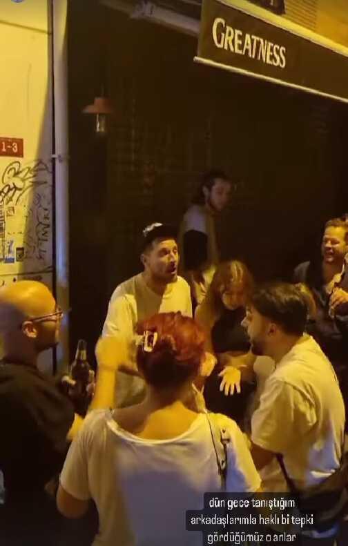 Uraz Kaygılaroğlu ve arkadaşları sokakta şarkı söylerken bir vatandaş üstlerine su döktü Uraz Kaygılaroğlu ve arkadaşları sokakta şarkı söylerken bir vatandaş üstlerine su döktü