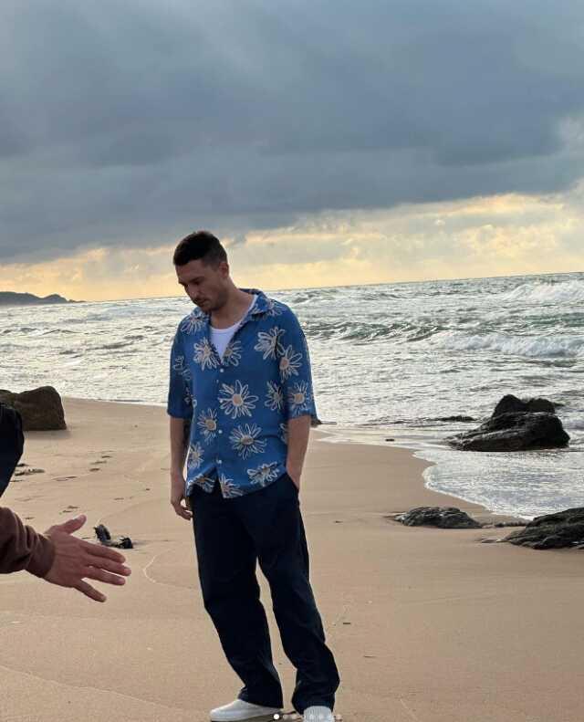 Uraz Kaygılaroğlu ve arkadaşları sokakta şarkı söylerken bir vatandaş üstlerine su döktü Uraz Kaygılaroğlu ve arkadaşları sokakta şarkı söylerken bir vatandaş üstlerine su döktü