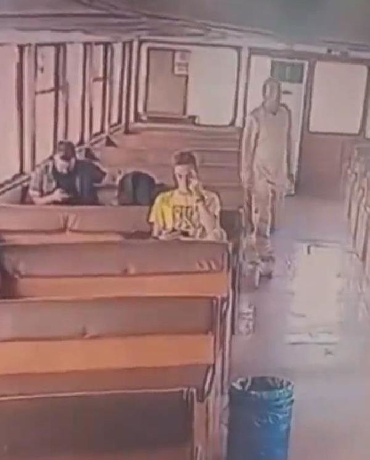 İskeleye yanaşan vapurda çakmakla saç yaktı