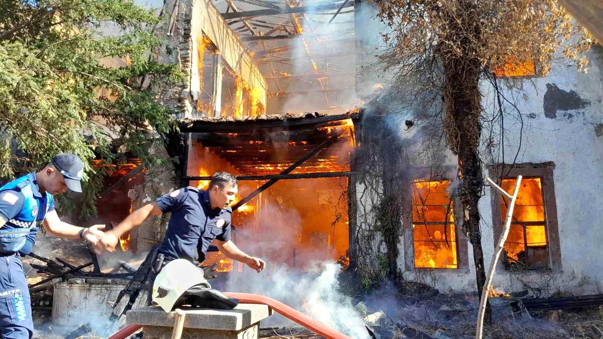 Muğla'da 150 Yıllık Ahşap Ev Alevlere Teslim Oldu