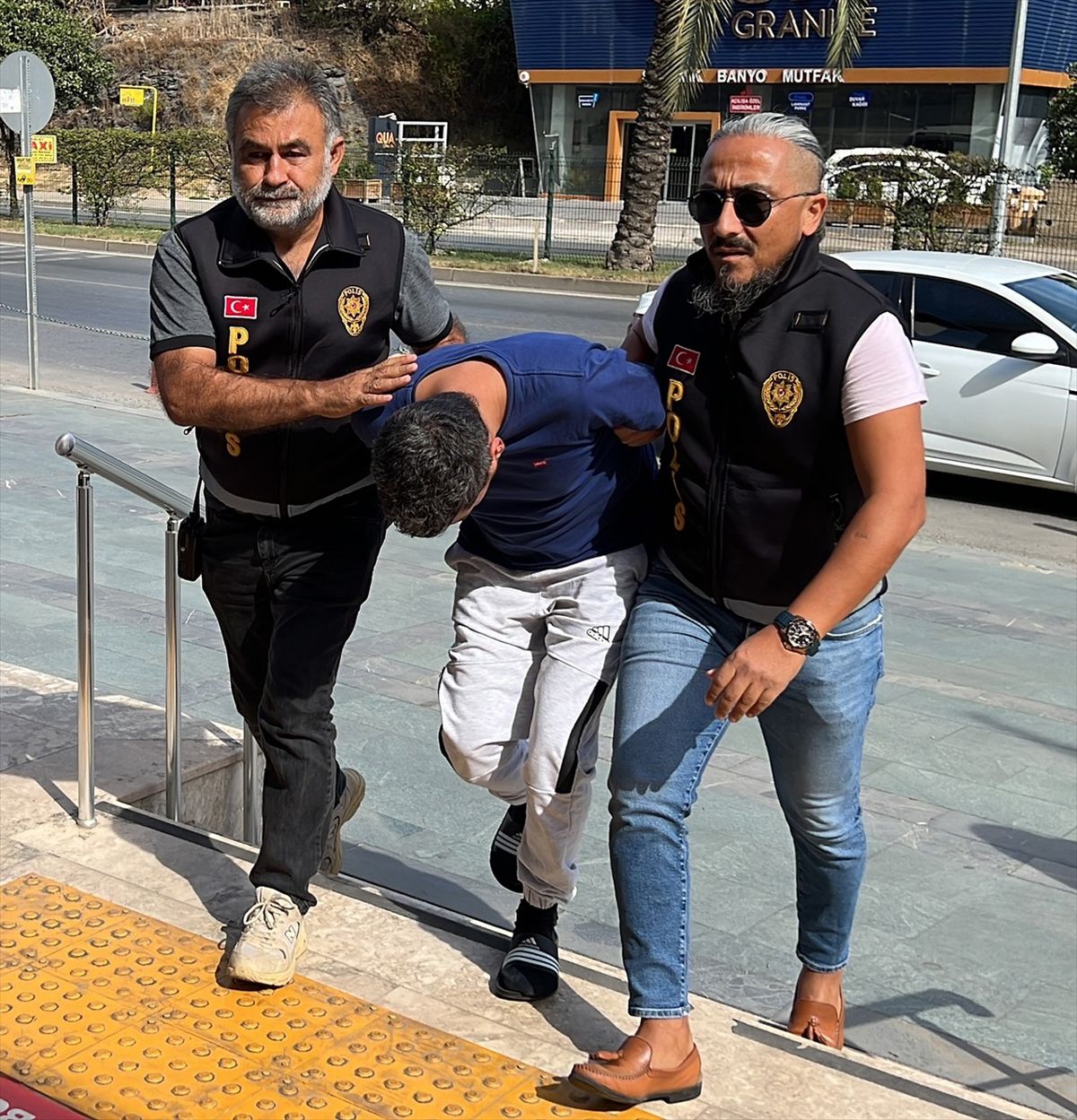 Alanya'da bir kişi bıçakla öldürüldü, şüphelilerden biri tutuklandı
