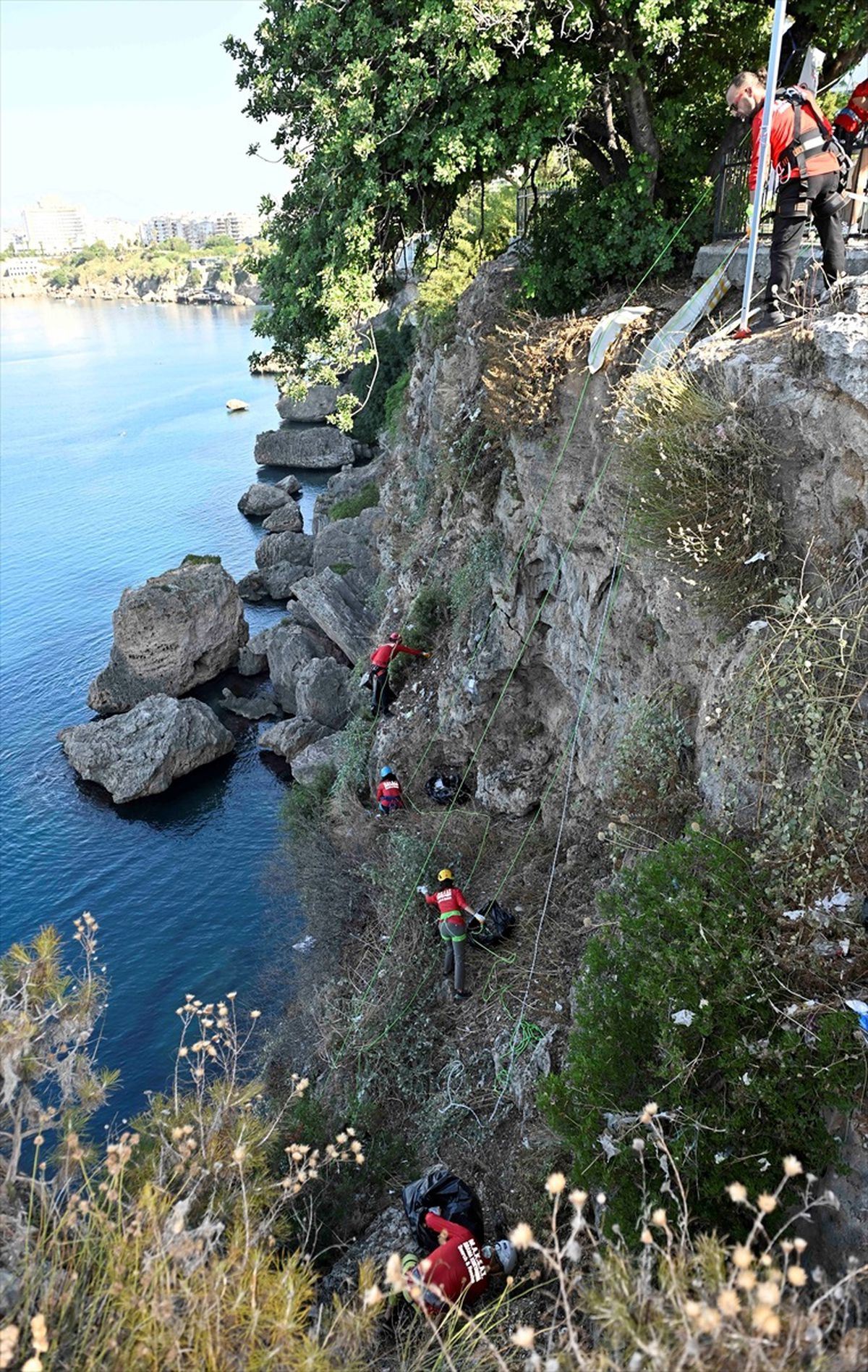 Antalya'da Dağcılar Falezlerde Çöp Topladı