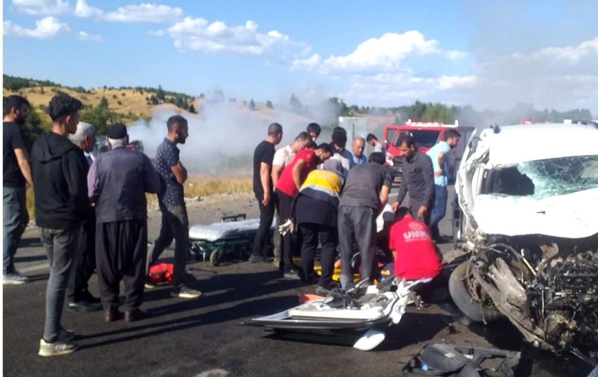 Bingöl-Diyarbakır Karayolu'nda Vinç ve Hafif Ticari Araç Çarpıştı: 5 Yaralı