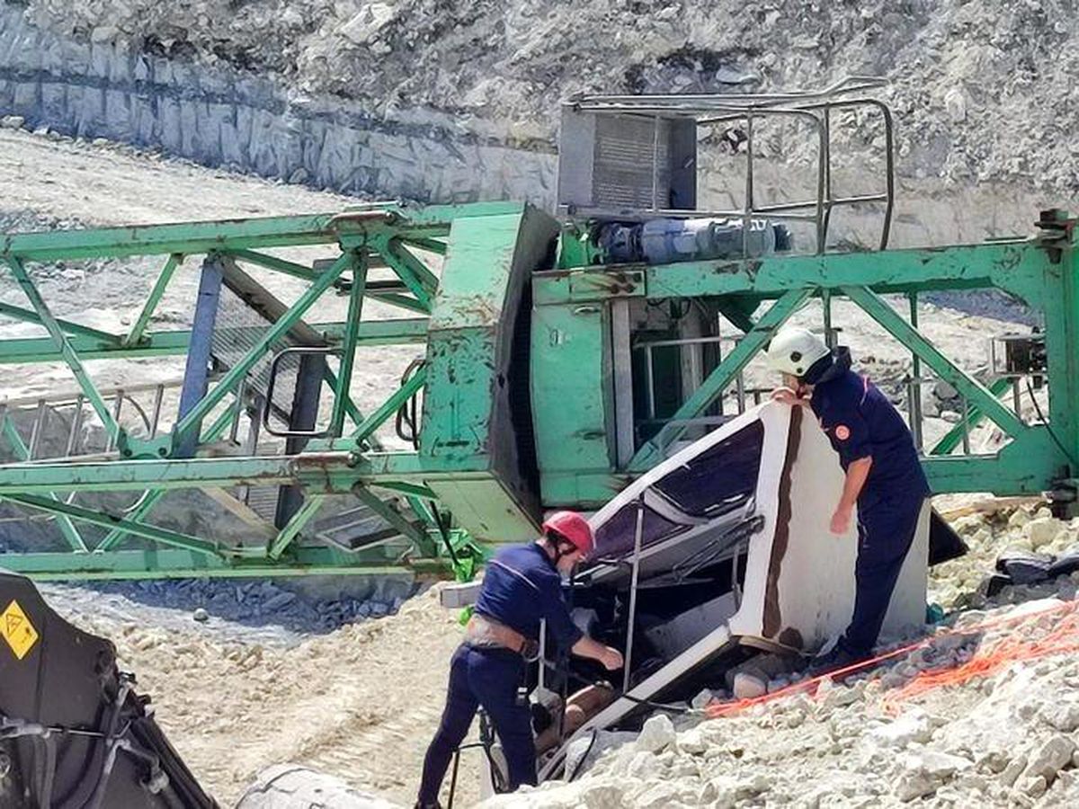Arnavutköy'de kule vinç devrildi, operatör hayatını kaybetti