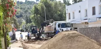 Bodrum'da içme suyu hattında patlama: Yol çöktü, iş yerlerini su bastı