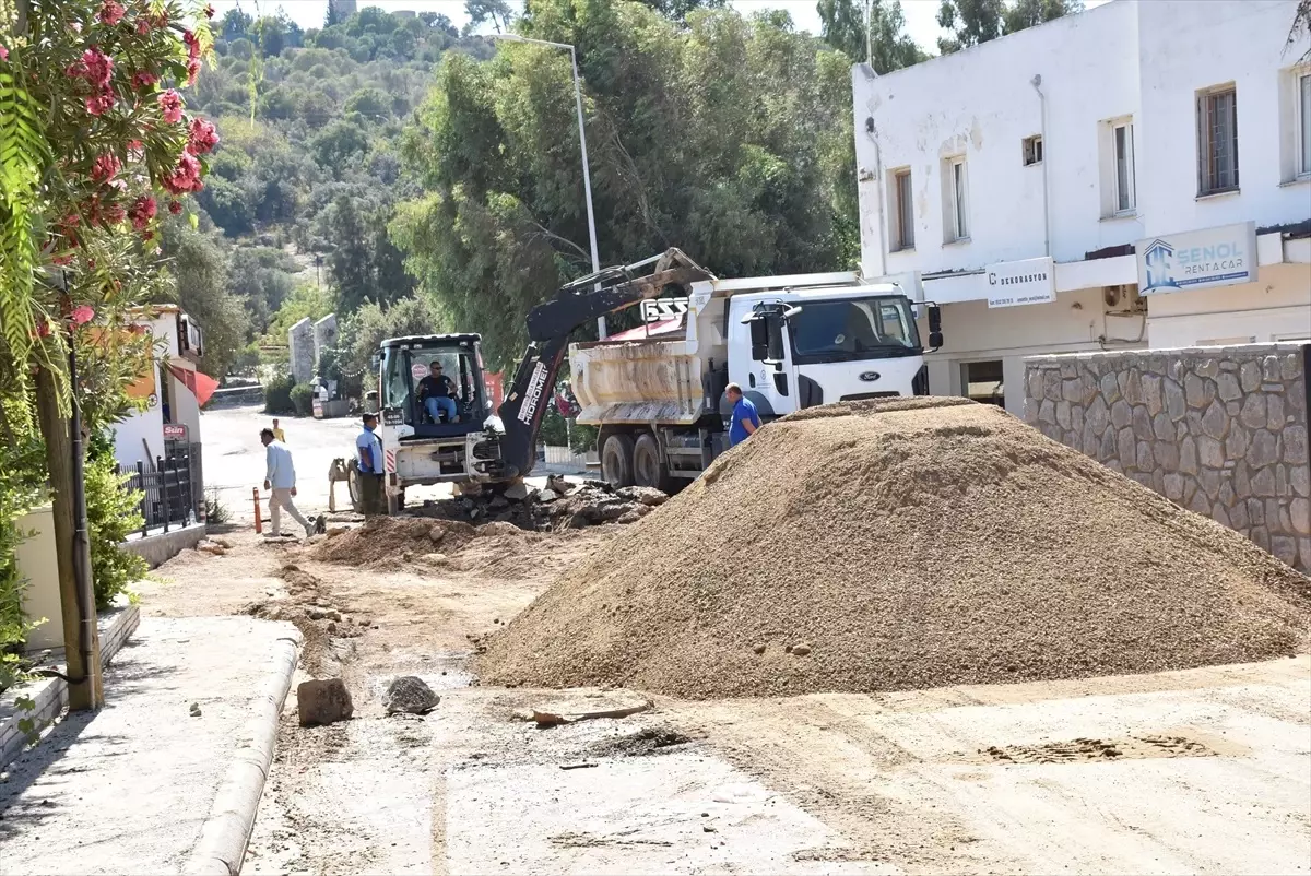 Bodrum'da içme suyu hattında patlama: Yol çöktü, iş yerlerini su bastı