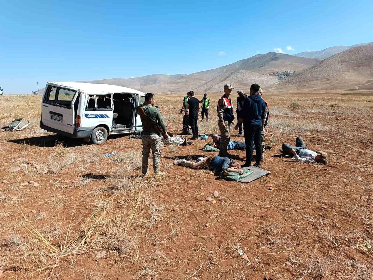 Van'ın Çatak ilçesinde minibüs kaza yaptı: 6 kişi yaralandı