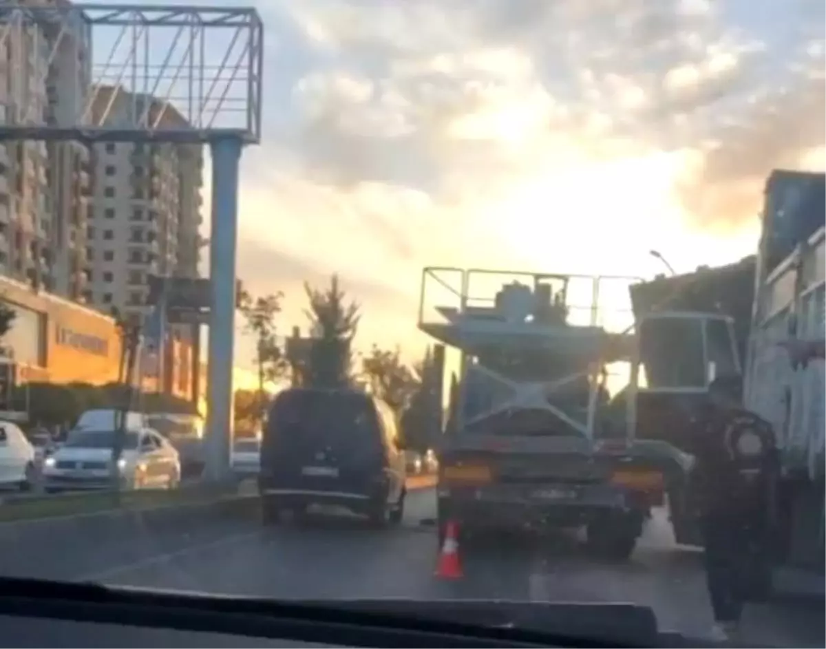 Malatya'da Yolun Karşısına Geçmeye Çalışırken Çekici Çarptı, Şahıs Hayatını Kaybetti
