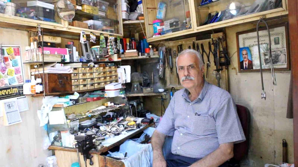 Kütahya'da 55 Yıldır Saat Tamirciliği Yapan Kemal Yücer