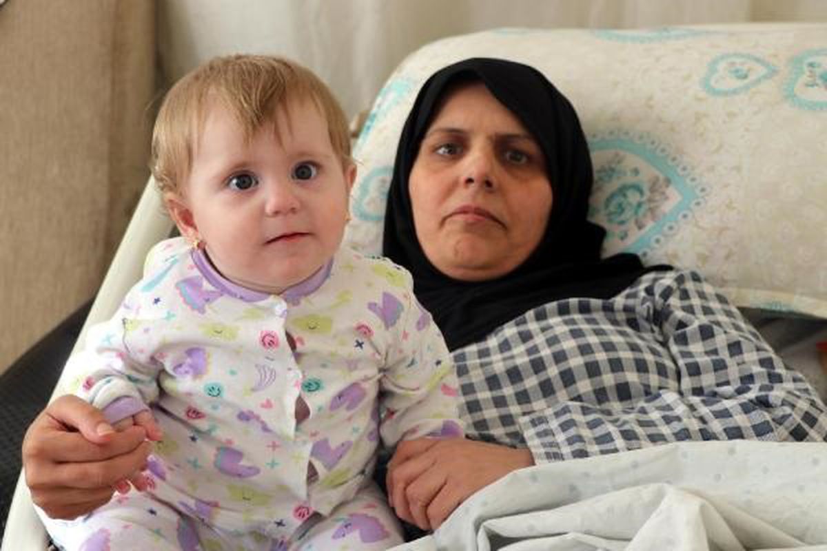 Depremde enkaz altından çıkarılan 'mucize bebek' ve annesine destek