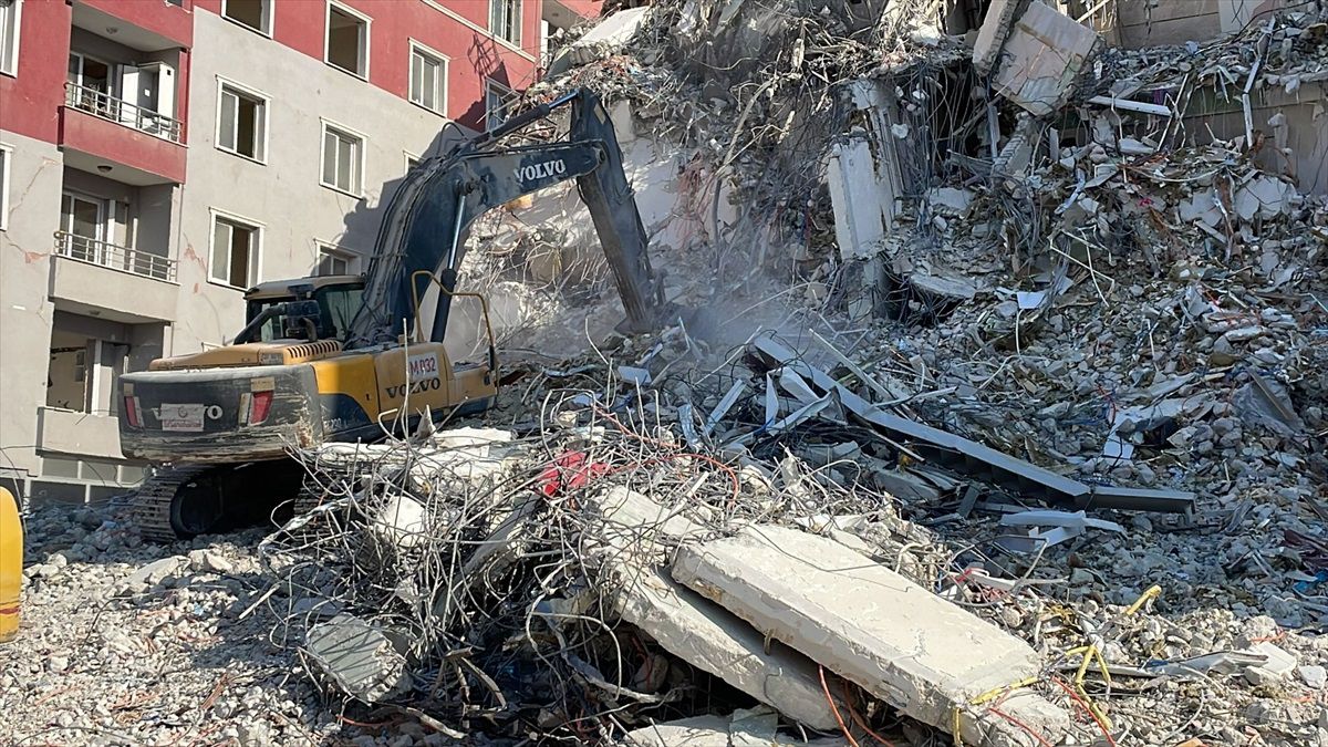 Hatay'da deprem sonrası ağır hasarlı binalar yıkıldı
