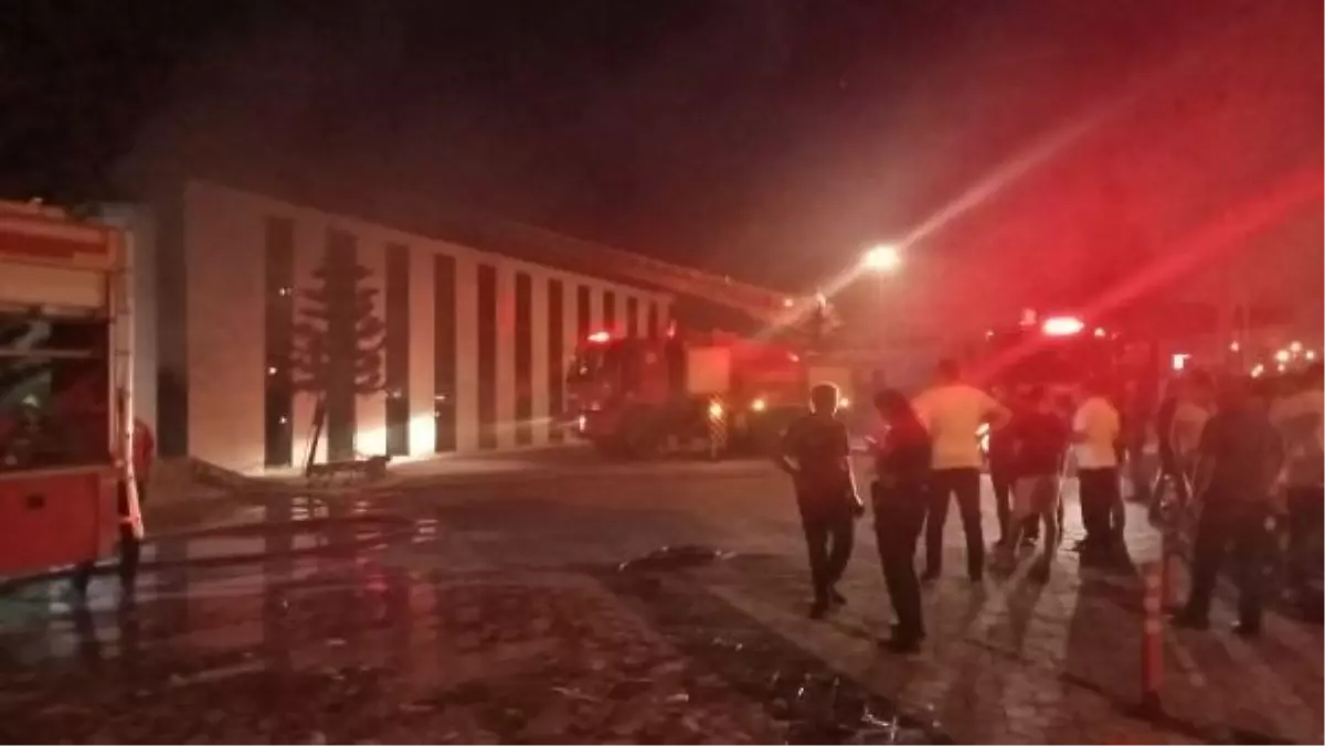 Mersin'de düğün salonunda çıkan yangın söndürüldü