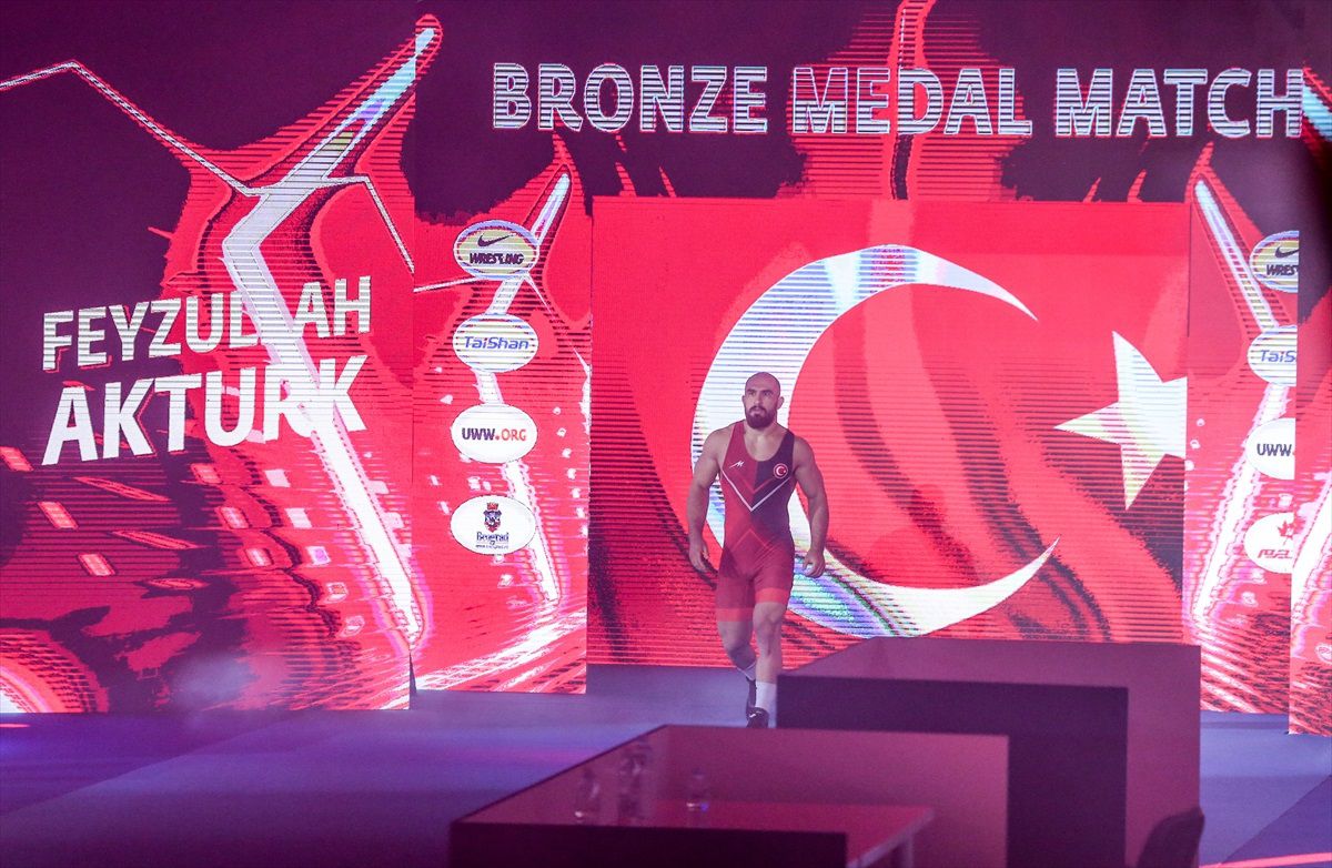 Milli güreşçi Feyzullah Aktürk, dünya üçüncüsü oldu
