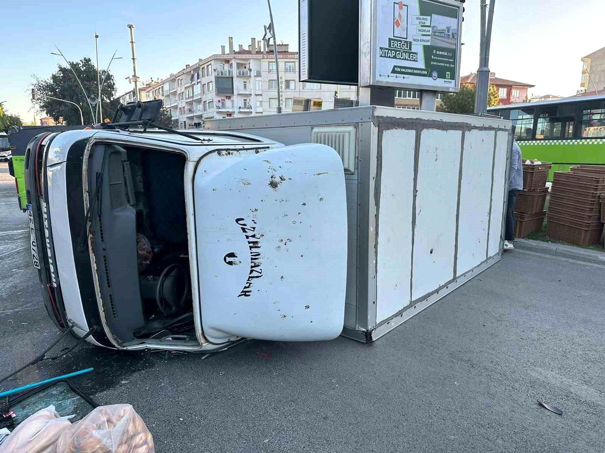 Ekmek servis araçları çarpıştı, 1 kişi yaralandı