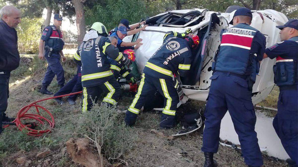 Elektrikli bisiklete çarpan otomobil yol kenarındaki mezarlığa uçtu! Korkunç kazada 3 kişi hayatını kaybetti