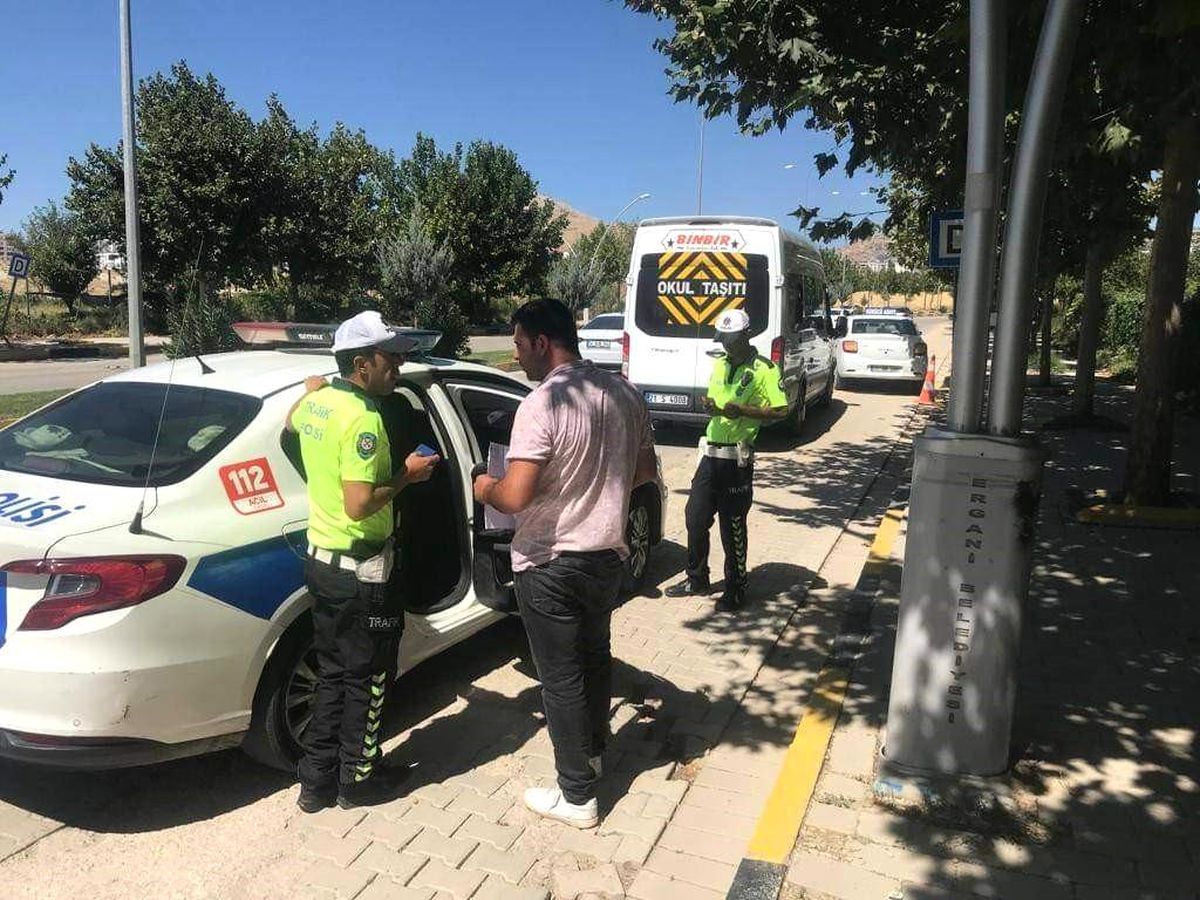 Diyarbakır'da polis ekipleri okul servislerini denetledi