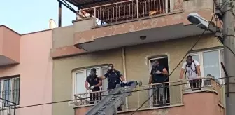Evinde ölü bulunan adamın cenazesi, fazla kilosu nedeniyle yük asansörü ile daireden çıkarıldı