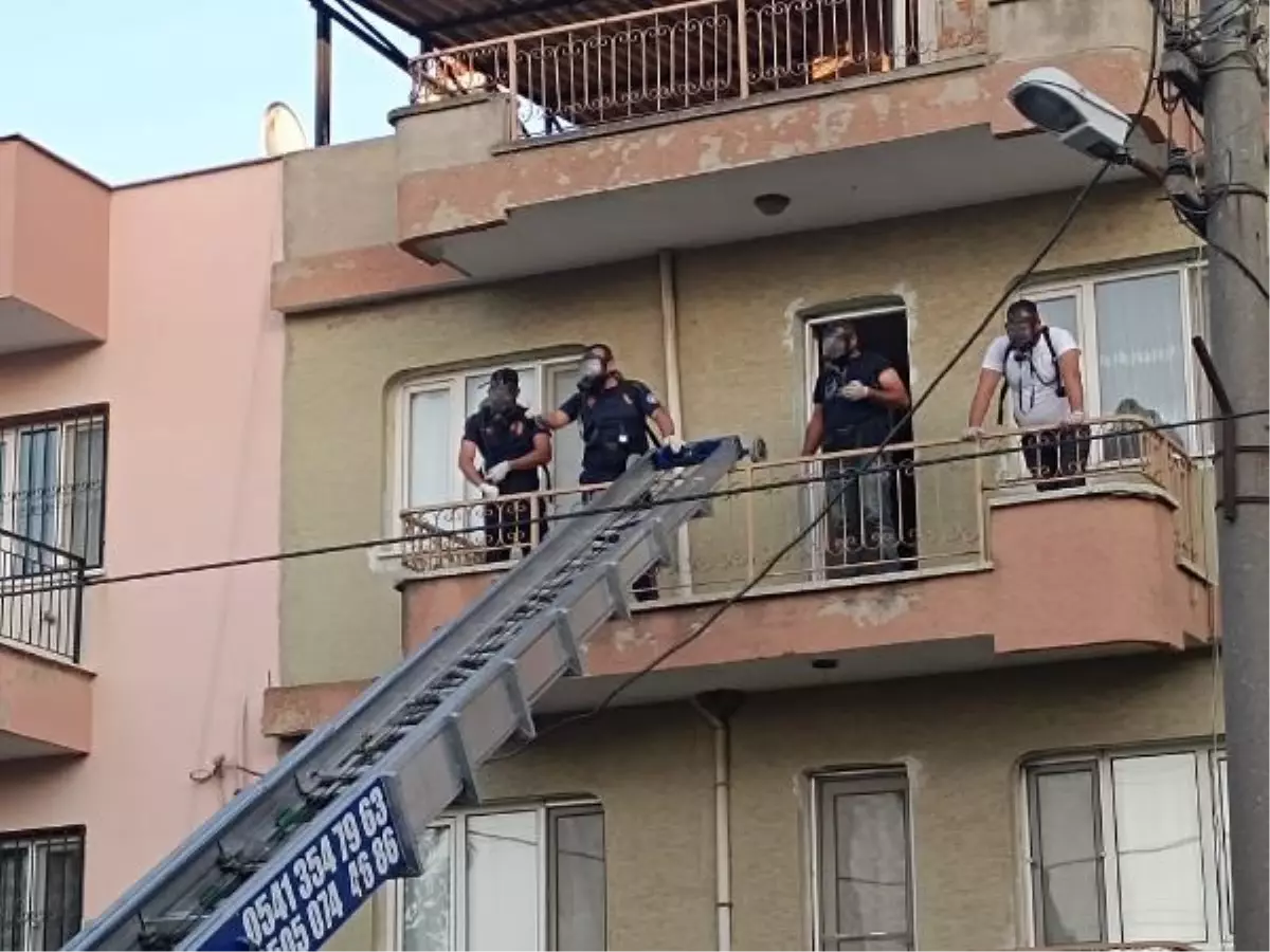 Evinde ölü bulunan adamın cenazesi, fazla kilosu nedeniyle yük asansörü ile daireden çıkarıldı