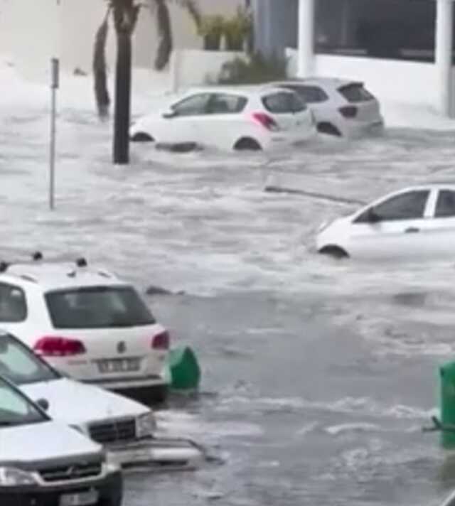 Güney Afrika'da Dev Dalgaların Vurduğu Olayda Bir Kadın Hayatını Kaybetti