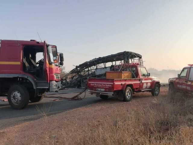 Güney Afrika'da madencileri taşıyan otobüs kamyonla çarpıştı: 20 kişi hayatını kaybetti