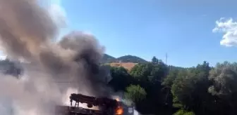 Bingöl'de Vinçli Kamyon Kaza Yaptı, 8 Kişi Yaralandı