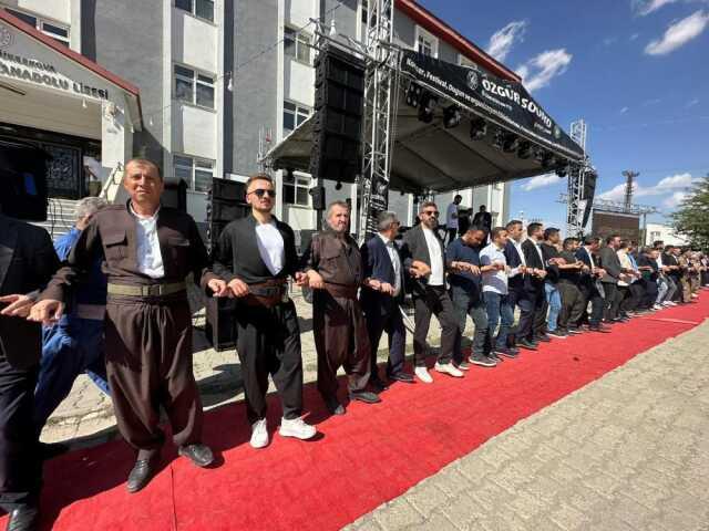 Hakkari'de aşiret düğününde damada 3 milyon TL, geline ise 2 kilo altın takıldı Hakkari'de aşiret düğününde damada 3 milyon TL, geline ise 2 kilo altın takıldı