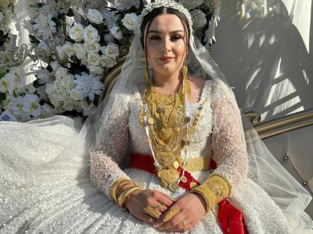 Hakkari'de aşiret düğününde damada 3 milyon TL, geline ise 2 kilo altın takıldı Hakkari'de aşiret düğününde damada 3 milyon TL, geline ise 2 kilo altın takıldı