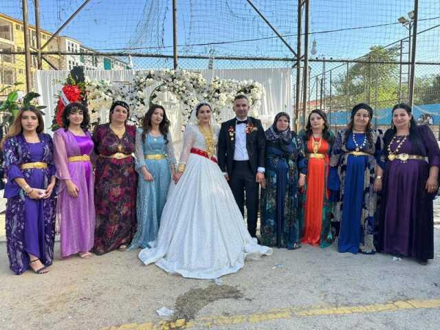 Hakkari'de aşiret düğününde damada 3 milyon TL, geline ise 2 kilo altın takıldı Hakkari'de aşiret düğününde damada 3 milyon TL, geline ise 2 kilo altın takıldı