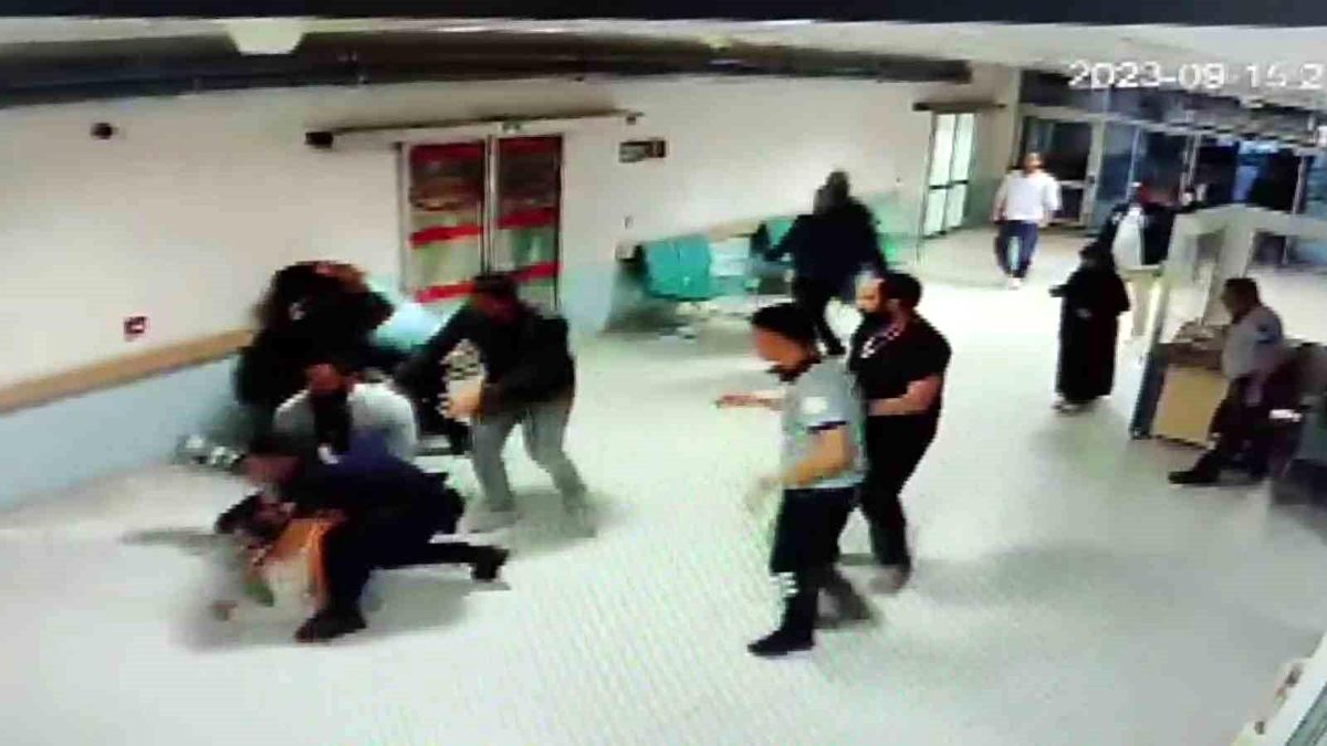 Sivas Numune Hastanesinde hasta yakınları ve polis memurları arasında kavga çıktı