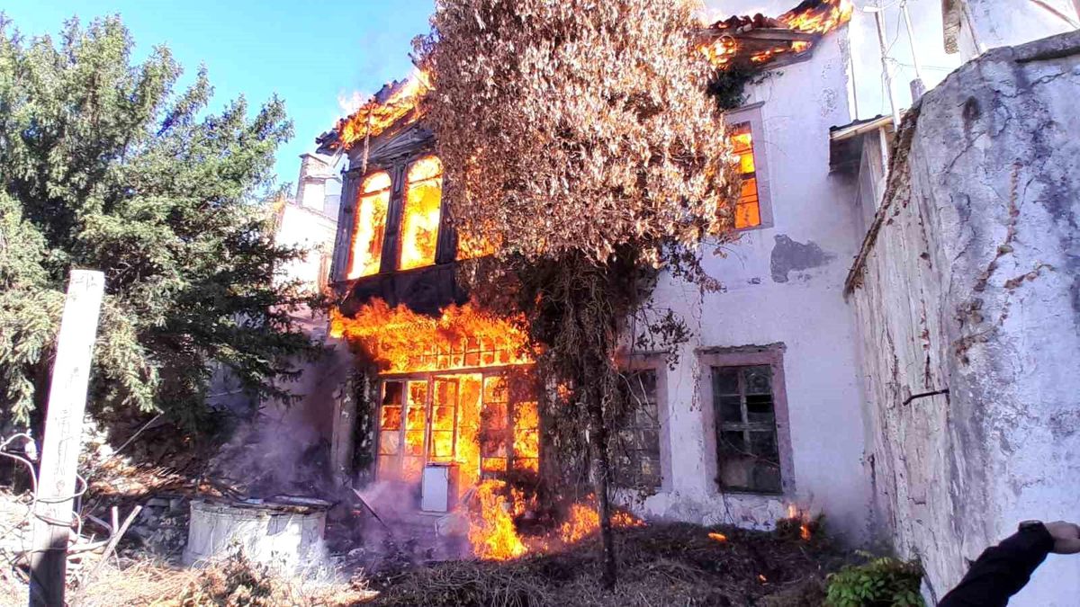 Muğla'da Tescilli Ahşap Evde Yangın Çıktı