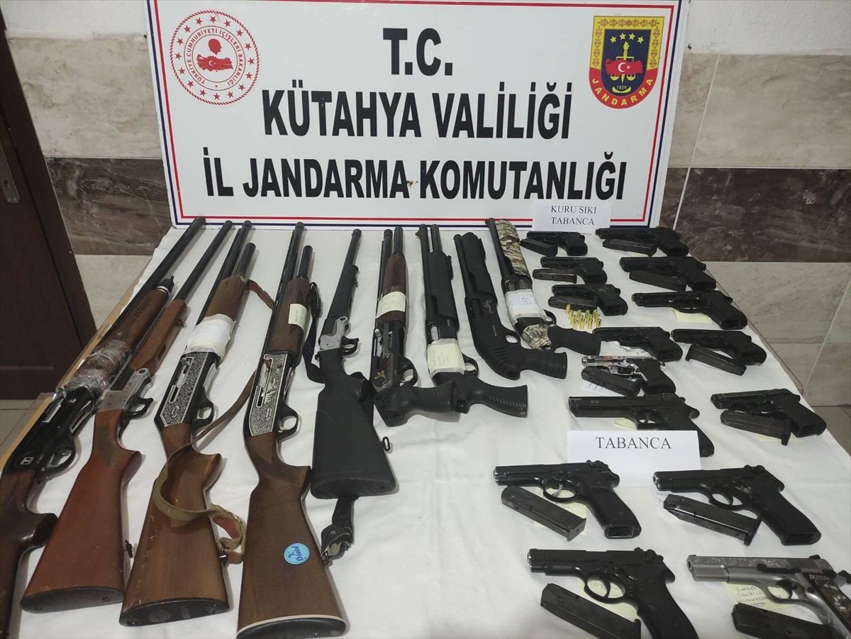 Kütahya'da asker eğlencesinde silahla havaya ateş eden 40 kişi gözaltına alındı