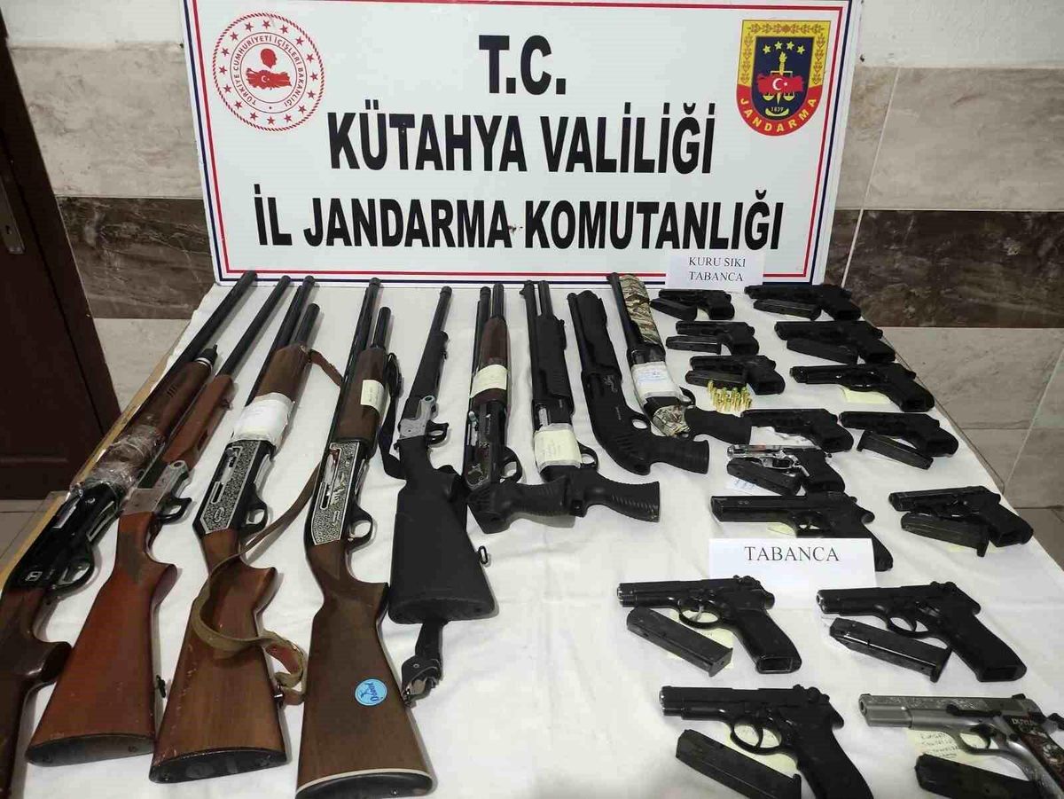 Kütahya'da asker eğlencesinde silahlar ele geçirildi