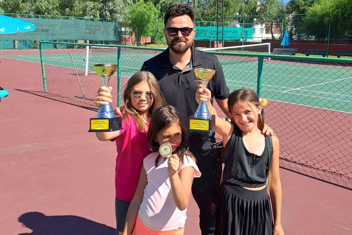 Kütahya Gençlik ve Spor İl Müdürlüğü Sporcuları Tenis Kupasında Başarılı
