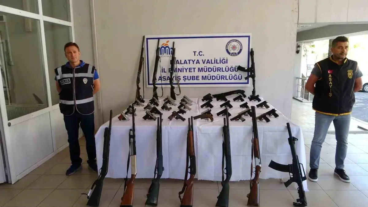 Malatya'da yapılan denetimlerde 35 tabanca ve 12 tüfek ele geçirildi