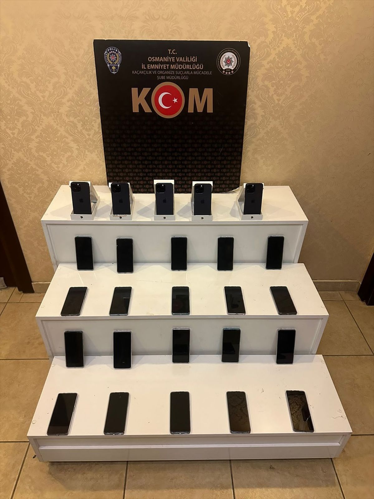 Osmaniye'de iki araçta gümrük kaçağı sigara ve cep telefonu ele geçirildi