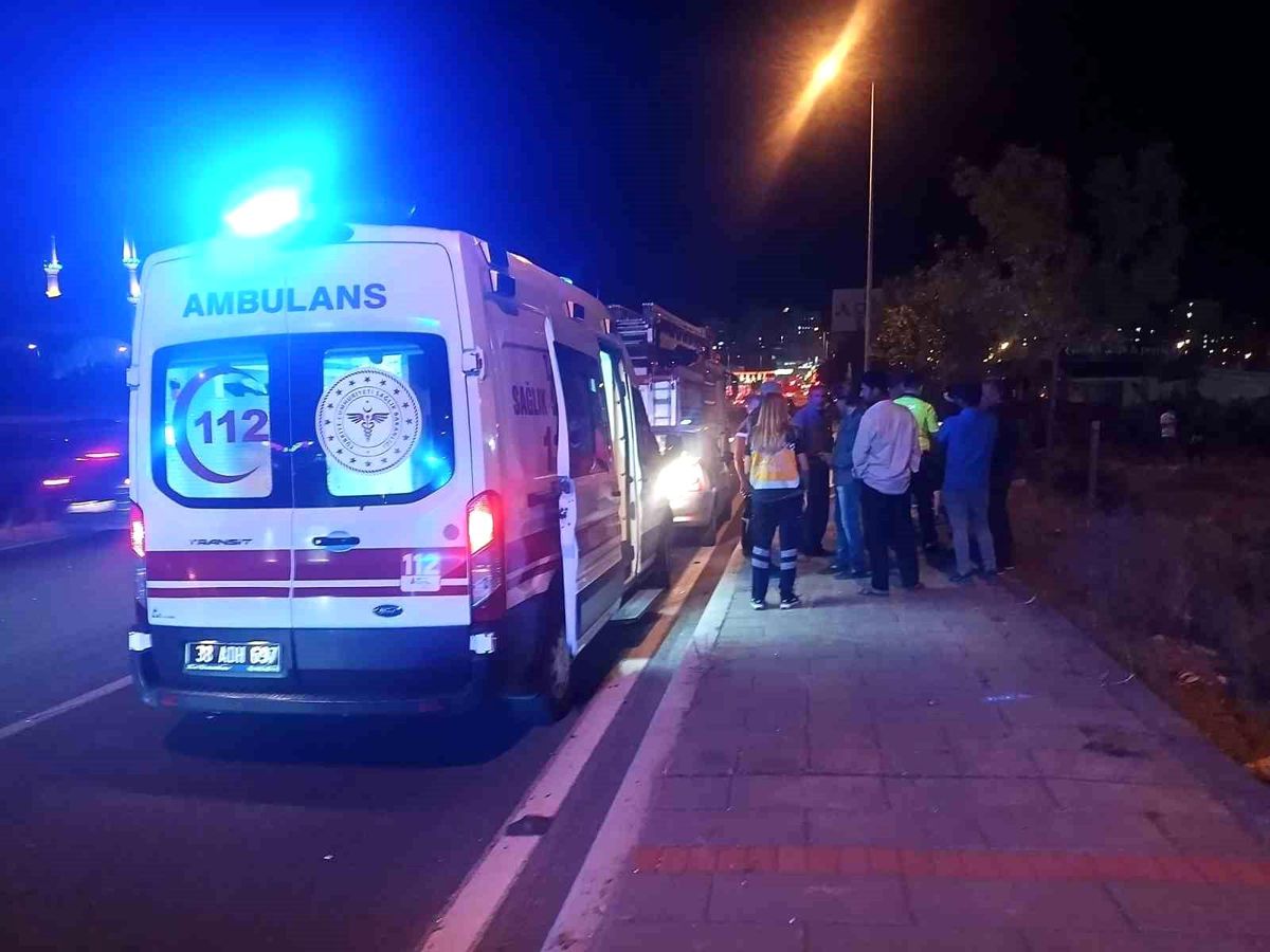 Kayseri'de otomobil bahçeye girdi