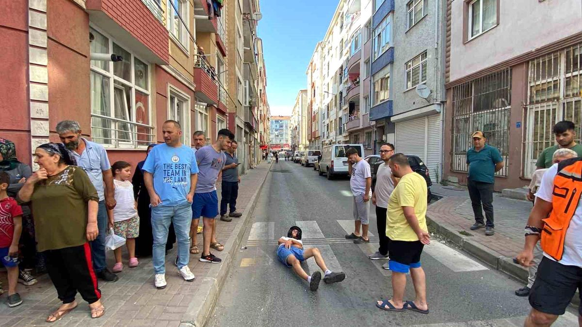 Tekirdağ Çorlu'da otomobille çarpışan motosiklet yayanının üzerine savrulması sonucu 2 kişinin yaralandığı kaza kameralara yansıdı