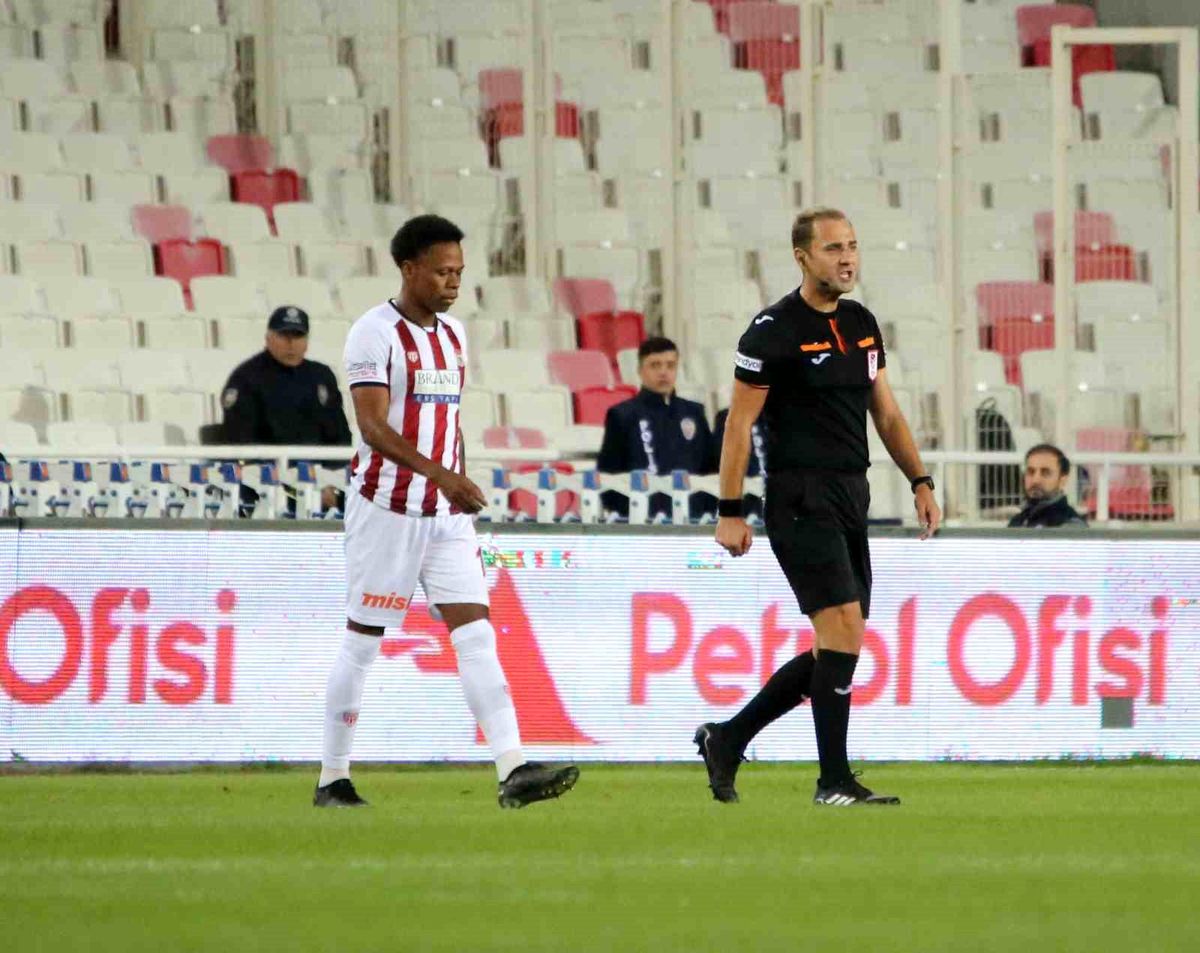 Clinton N'Jie, MKE Ankaragücü maçında kırmızı kart gördü