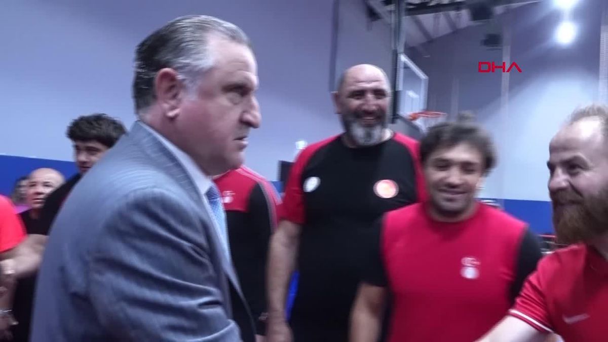 Bakan Bak, Grekoromen Güreş Milli Takımı'nın kampını ziyaret etti