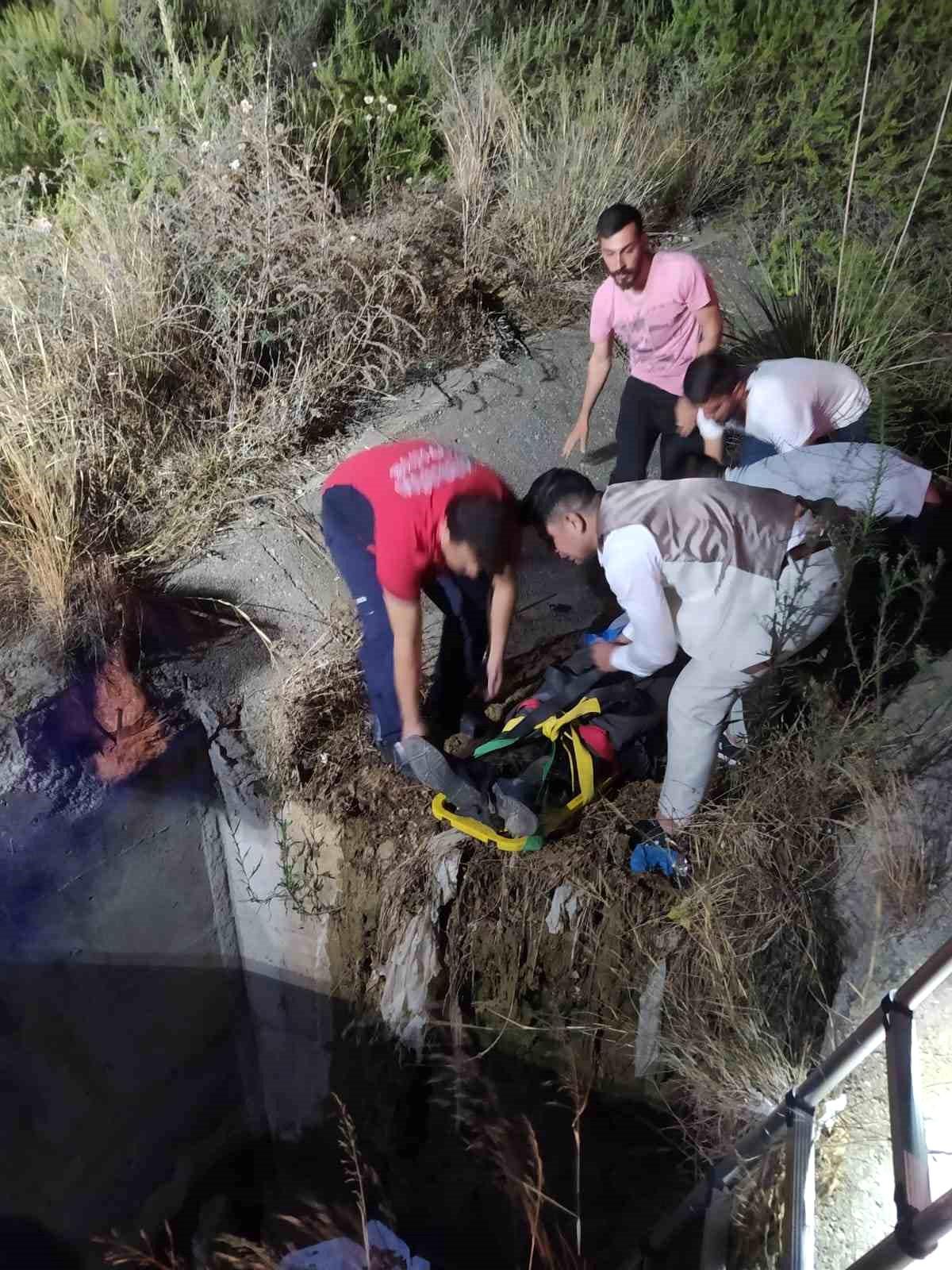 Tarsus'ta su tahliye bacasına düşen kişi kurtarıldı