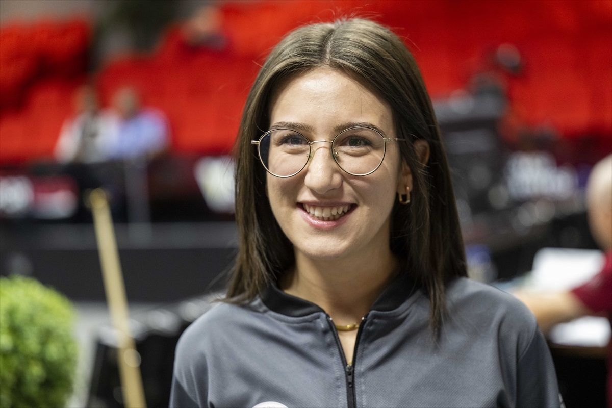 Başkent Ankara'da düzenlenen 3 Bant Dünya Bilardo Şampiyonası renkli papyonlar ve ojelerle renklendi