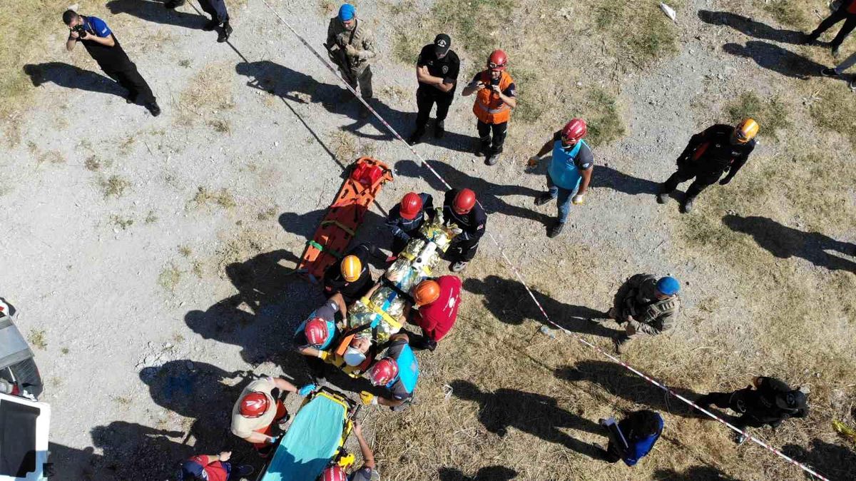Çanakkale'de gerçekleştirilen tatbikatta enkaz altında kalan depremzede yaralılar kurtarıldı