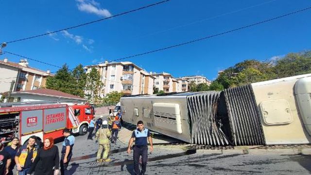 İstanbul'da İETT otobüsü devrildi! Yaralıların olduğu kaza anı kamerada