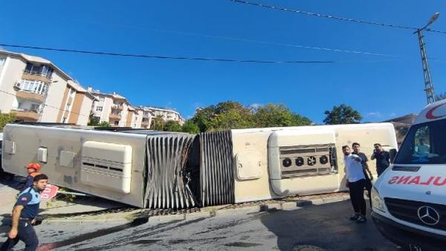İstanbul'da İETT otobüsü devrildi! Yaralıların olduğu kaza anı kamerada