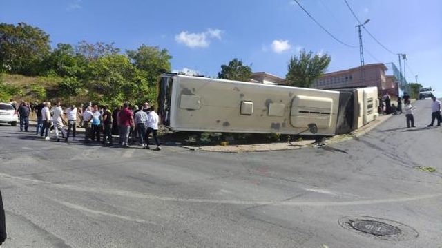 İstanbul'da İETT otobüsü devrildi! Yaralıların olduğu kaza anı kamerada
