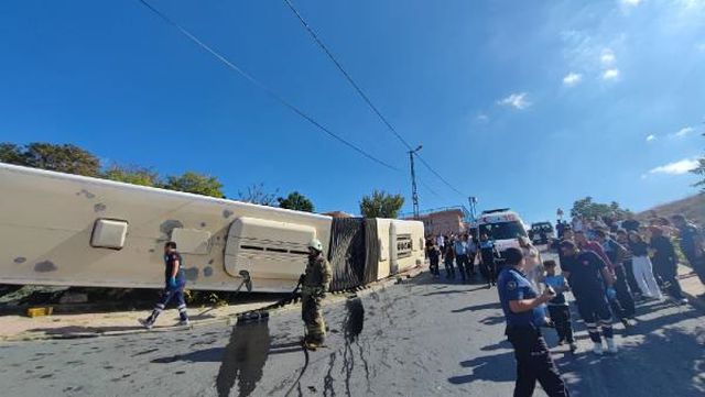 İstanbul'da İETT otobüsü devrildi! Yaralıların olduğu kaza anı kamerada
