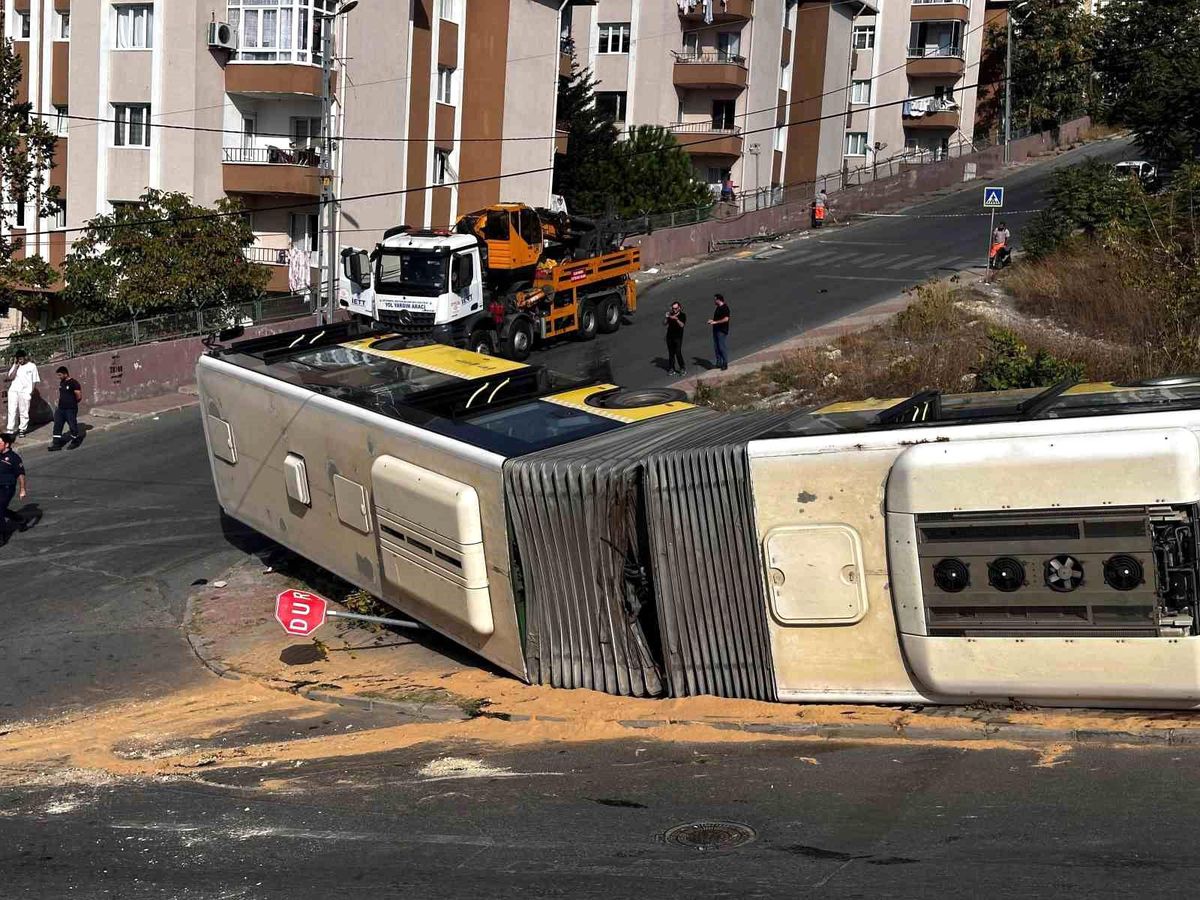 Başakşehir'de İETT otobüsü rampadan çıkamayarak devrildi