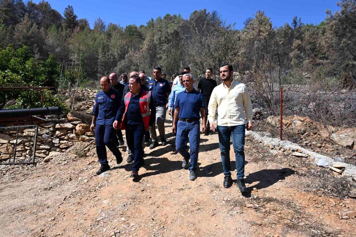 Antalya Büyükşehir Belediye Başkanı Muhittin Böcek, Alanya'da Orman Yangını Bölgesinde İncelemelerde Bulundu